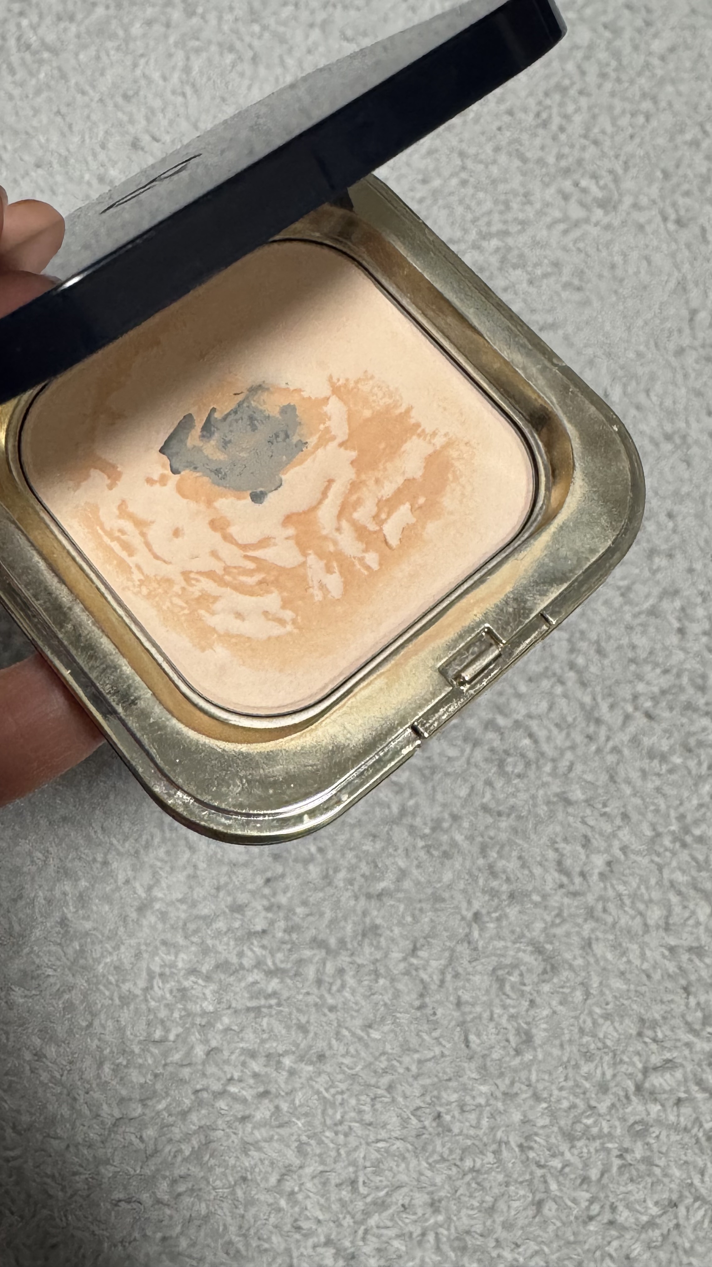 油分でパウダーが固まるby 美友鈴さんの画像