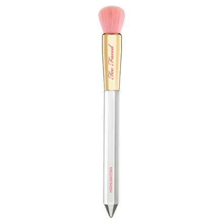 Diamond Light Highlighter Brush / Too Faced