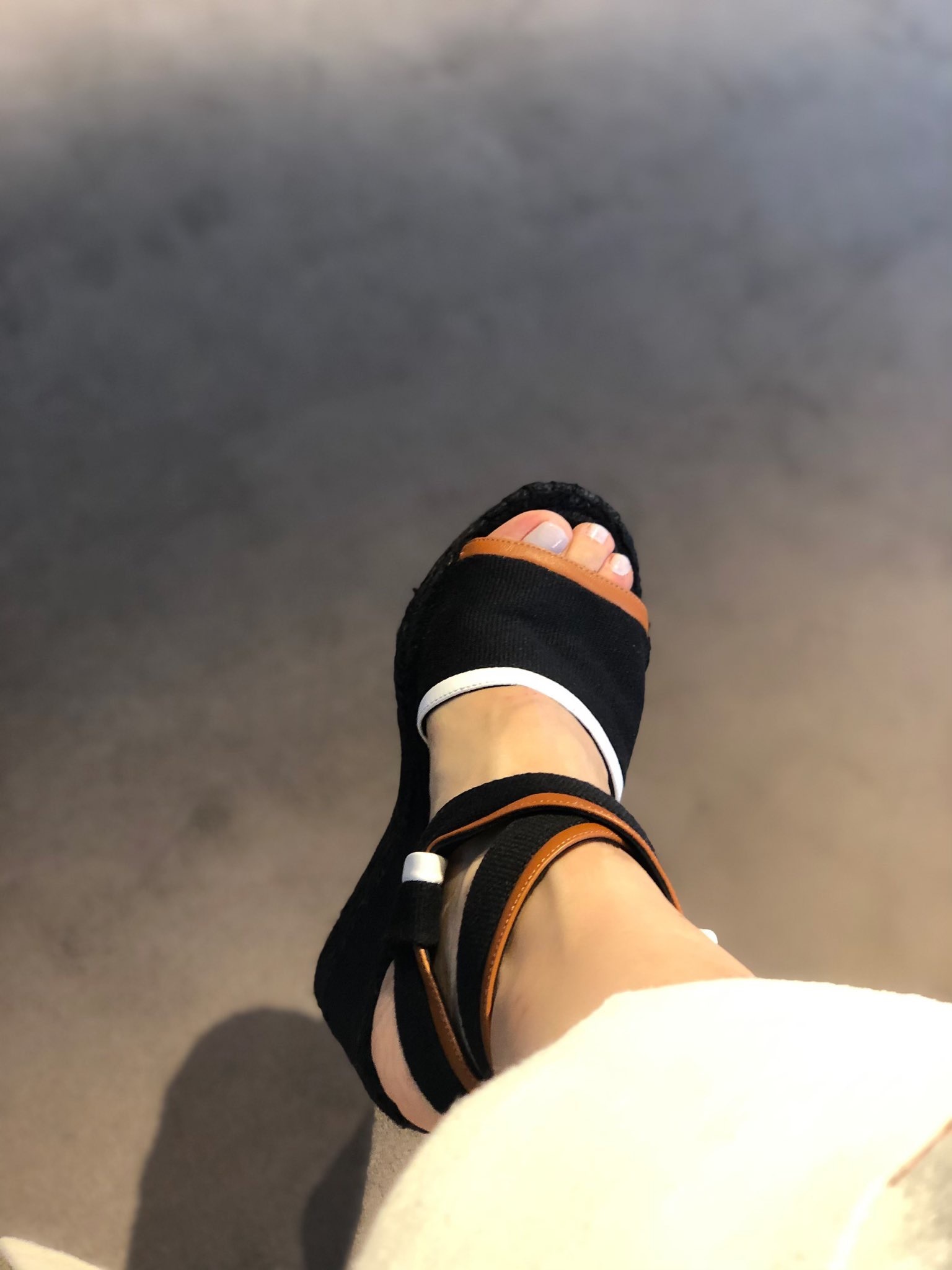 サンダル - 神崎恵さんがツイッターで載せてたサンダルがどこ| Q&A