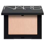 【先行発売】リフ粉から肌に溶け込む新色が登場　 / NARS