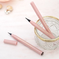 まつげの隙間をなぞるだけでナチュラルに盛れる、極細リキッドアイライナー